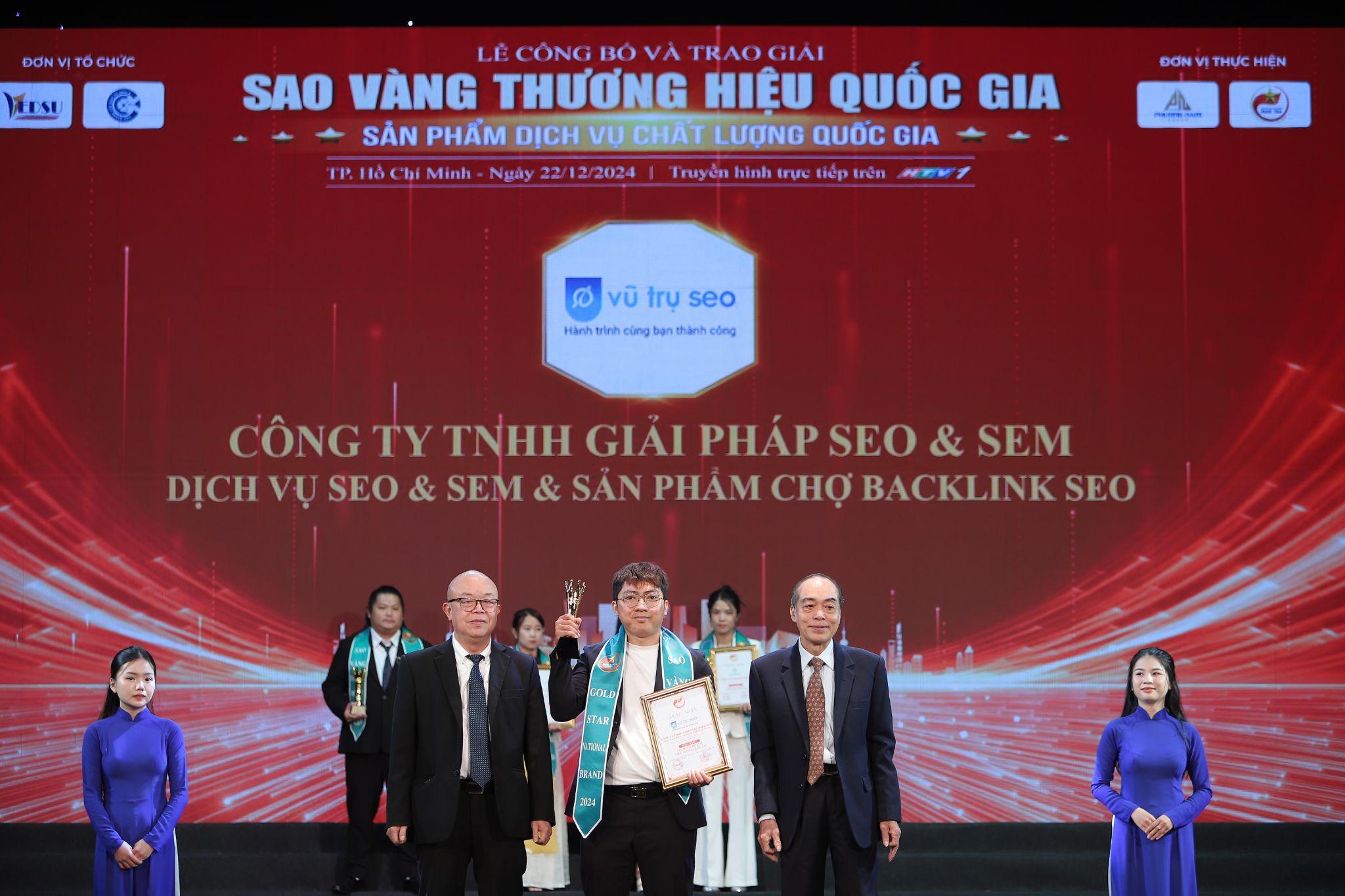 CEO Công Ty TNHH Giải Pháp SEO & SEM nhận cúp và chứng nhận